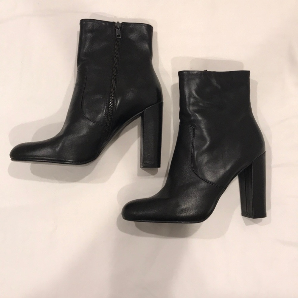 Steve Madden boots in black. Brand New!